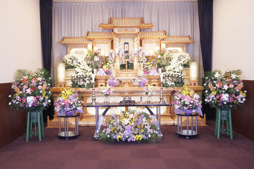 祭壇周辺にも花が飾られた豪華な白木祭壇